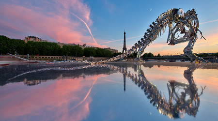 パリに出現したメタリックな恐竜