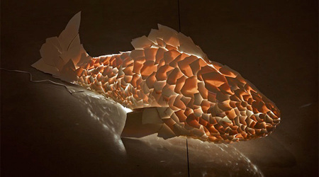 フランク・ゲーリーの水魚の交わりを表した照明